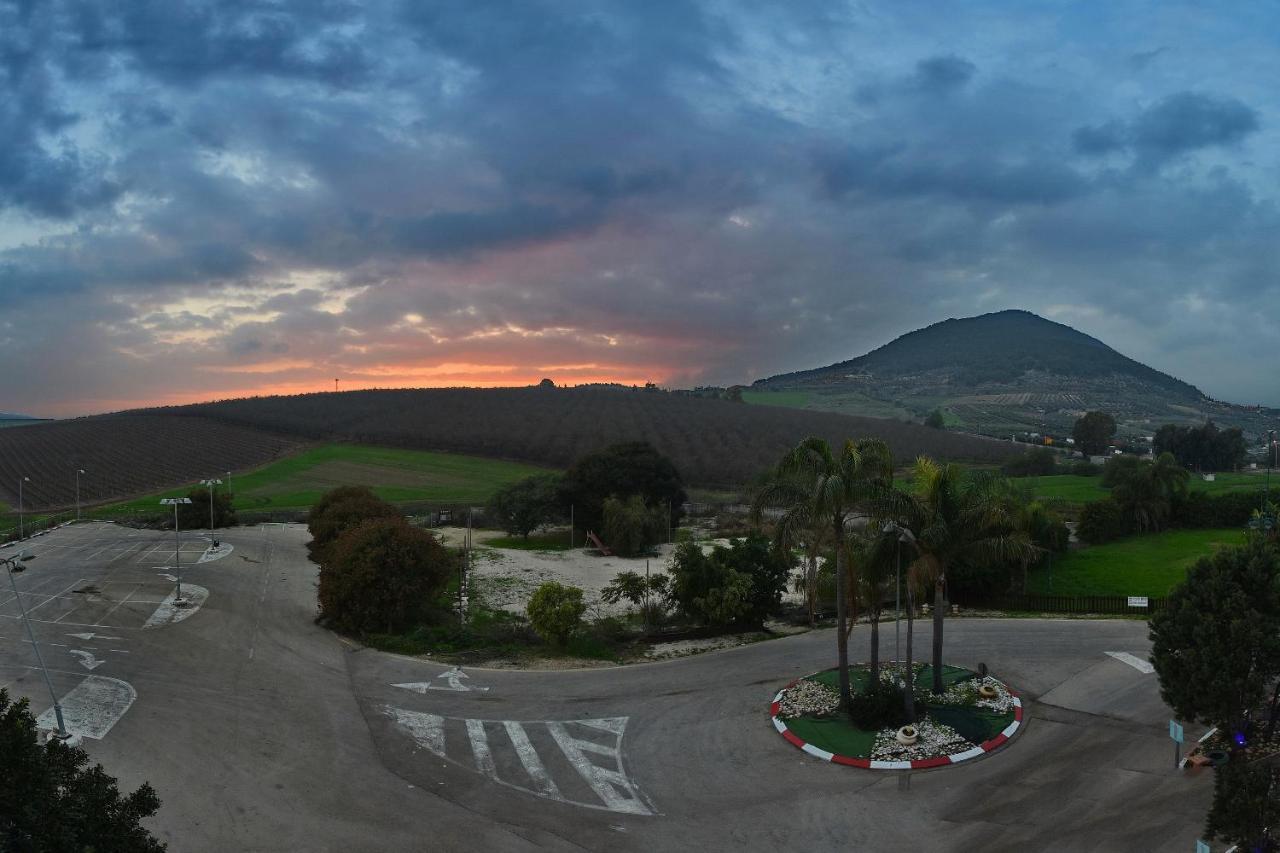 Pearl Of The Valley Hotel Kfar Tavor Exterior photo